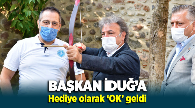 Başkan İduğ’a ‘ok’ hediye edildi